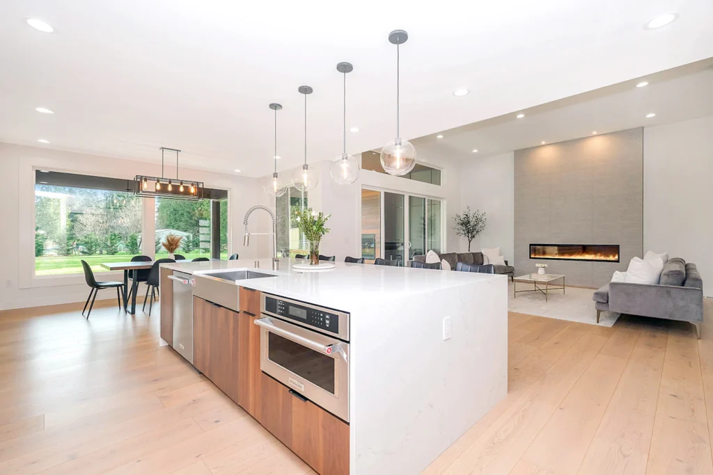 Lichte open keuken met houten vloer en zicht op de tuin