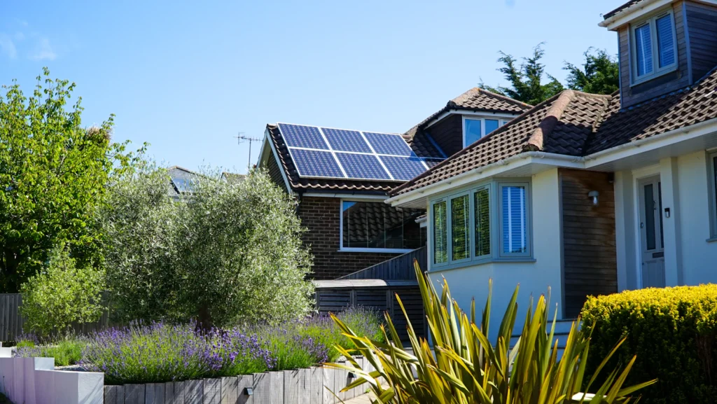 Zonnepanelen op het schuine dak van een woning